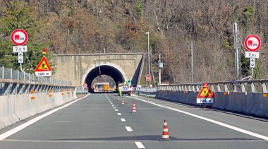 Yol ve trafik konilerinde yol çalışması ve güvenlik işaretlerini sınırlamak için çift yönlü tünel