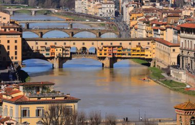 İtalya 'da Floransa' nın Ponte Vecchio adındaki sembolik anıtı, üzerinde mücevher dükkanları olan Eski Köprü ve altında çok canlı ve doygun renklerle Arno Nehri anlamına geliyor.