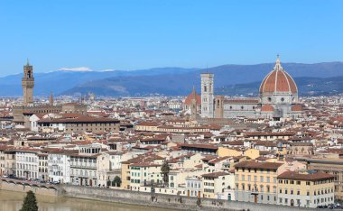 İtalya 'nın Floransa şehrinin muhteşem manzarası. Aralarında Palazzo Vecchio ve Duomo' nun da bulunduğu büyük kubbe, Arno nehri ve karlı Apennine dağları da var.
