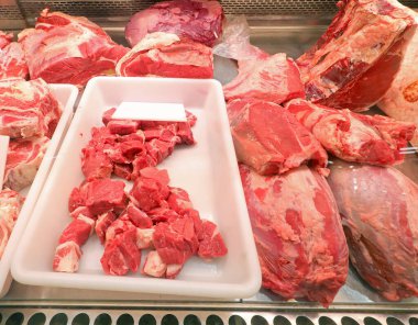 Kasapta satılık bir sürü taze kırmızı et var.