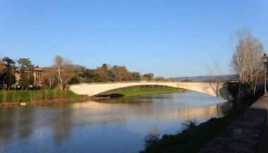 Arno Nehri ve İtalya 'nın Toskana bölgesindeki Florence City' de PONTE SAN NICCOLO adı verilen uzun kemer şekilli köprü.