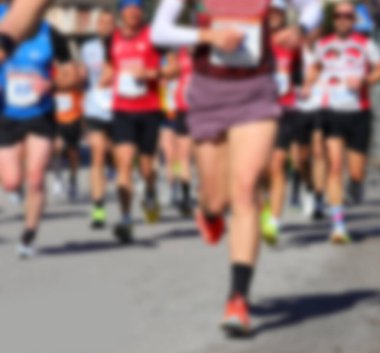 Kasıtlı olarak tanınmayan erkek ve kadın spor koşucularından oluşan bir grup spor konsepti ve yarışma için ideal bir zemin.