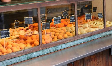 Güney İtalya 'da arancini gibi İtalyan isimleri olan kızarmış pirinç topları ve doldurulmuş ascolana zeytinleri.