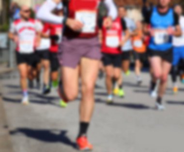 Önlüklü ve yüzleri tanınmayan kasıtlı olarak bulanık spor koşucuları bir spor konsepti ve insanlar arasındaki rekabet için ideal bir zemin.