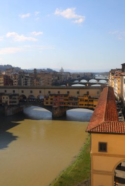 Floransa 'daki Arno Nehri üzerindeki Ponte Vecchio ve Orta İtalya' daki Vasari Koridoru adlı pasajın çatısı, tarihi bir mimari bağlantıyı resmediyor.