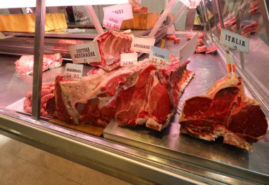 İtalyan etinin birçok değerli kesimi İtalyan dilinde ve kasap tezgahında fiyat etiketleriyle.