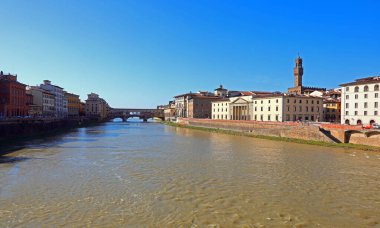 İtalya 'nın merkezinde Ponte Vecchio ve Palazzo della Signoria' nın kulesi ile Floransa 'daki geniş ARNO nehrinin geniş manzarası