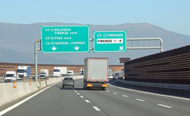 İtalya 'daki bir otoyolda İtalya' nın Floransa yakınlarındaki İtalyan kasabalarının isimleri yazılı.