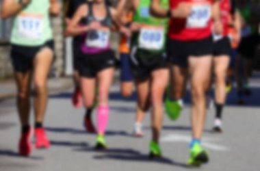 Spor ve yarışma kavramları için ideal kentteki yarış sırasında koşucuların kasıtlı olarak bulanık çekilmiş fotoğrafları