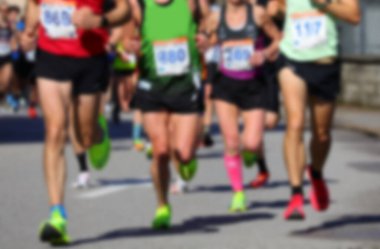 Kasıtlı olarak bulanık spor önlüklü ve yüzleri tanınmayan bir grup sporcu spor kavramı ve insanlar arasındaki rekabet için ideal bir zemin.