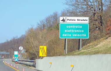 İtalyanca metni imzalayın. Bu da Elektronik Hız Kontrolü ve İtalya 'daki sürücüleri kontrol etmek için trafik polisinin sembolü anlamına gelir.