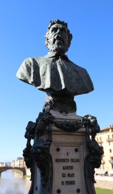 Florence, FI, İtalya - 3 Mart 2025 BENEVENUTO CELLINI Heykeli ünlü bir kuyumcu ve gökyüzü