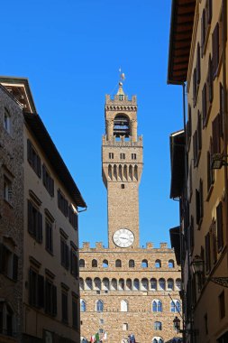 Florence, FI, İtalya - 3 Mart 2025: PALAZO VECCHIO Kulesi şehir merkezindeki eski evler arasındaki eski soluk borusunu tehdit ediyor