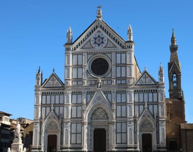 Floransa, FI, İtalya - 3 Mart 2025: Kutsal Haç Kilisesi aynı zamanda SANTA CROCE olarak da adlandırılır ve Alighieri Dante 'nin ünlü İtalyan şairi