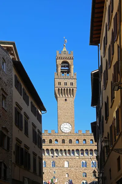 Florence, FI, İtalya - 3 Mart 2025: PALAZO VECCHIO Kulesi şehir merkezindeki eski evler arasındaki eski soluk borusunu tehdit ediyor