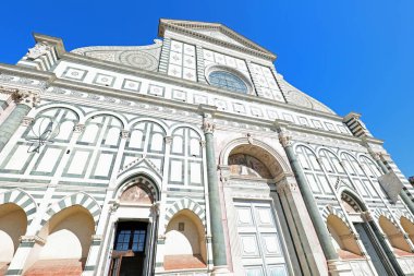 Floransa, FI, İtalya - 4 Mart 2025: Firenze Katedrali 'nin ön cephesinin alt görünüşü