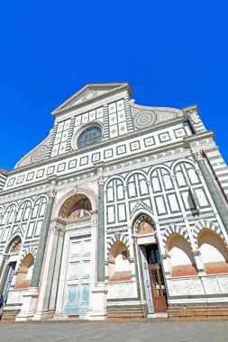 Florence, FI, İtalya - 4 Mart 2025: SANTA MARIA NOVELLA adlı kilise cephesi