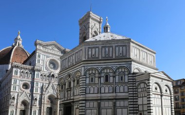 Floransa, FI, İtalya - 4 Mart 2025: Katedral Meydanı anlamına gelen Piazza Duomo Baptistery Kubbesi ve Giottos Bell Kulesi 'nin başucu insansız