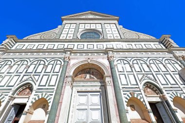 Florence, FI, İtalya - 4 Mart 2025: SANTA MARIA NOVELLA adlı kilisenin alt görünümü ve mavi gökyüzü