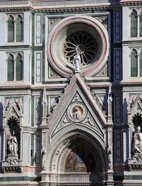 Floransa, FI, İtalya - 4 Mart 2025: Katedralin ön cephesi DUOMO DI SANTA MARIA DEL FIORE İtalyan dilinde mozaik, heykel ve ROSone adında büyük dairesel bir pencere ile