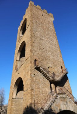 Floransa, FI, İtalya - 4 Mart 2025: Aziz Niklas Antik Kulesi ayrıca TORRE DI SAN NICCOLO ve mavi gökyüzü olarak da adlandırılır
