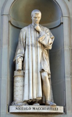 Florence, FI, İtalya - 4 Mart 2025: MACCHIAVELLI NICCOLO Heykeli ünlü bir yurttaş ve diplomat İtalyan ve ismi yazılı metin