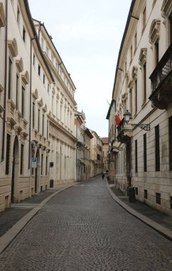 VICENZA şehrinin çöl caddesi Kuzey İtalya 'da CONTRA RIALE olarak adlandırılır.