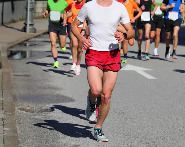 Bir yol yarışına katılan sporcu ve onu takip eden bir grup insan tanınmayan yüzlerle rekabet ve mükemmellik kavramı olarak ideallerini takip ediyorlar.