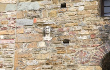 Orta İtalya 'da Floransa' da antik bir sarayın duvarında BERTA adında bir kadının eski bir heykeli vardı.