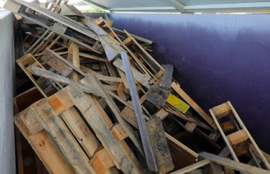 Çöp konteynırında bir sürü palet ve eski ahşap parçası bulundu.