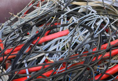 Bakır kabloların toplanması için geri dönüşüm merkezi. Mineralin imhası ve kurtarılması için.