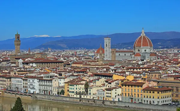 İtalya 'nın orta kesimindeki Floransa şehrinin panoramik manzarasında Palazzo della Signoria ve arkasında kar olan büyük kubbeli Duomo gibi ünlü anıtlar var.