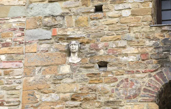 Orta İtalya 'da Floransa' da antik bir sarayın duvarında BERTA adında bir kadının eski bir heykeli vardı.