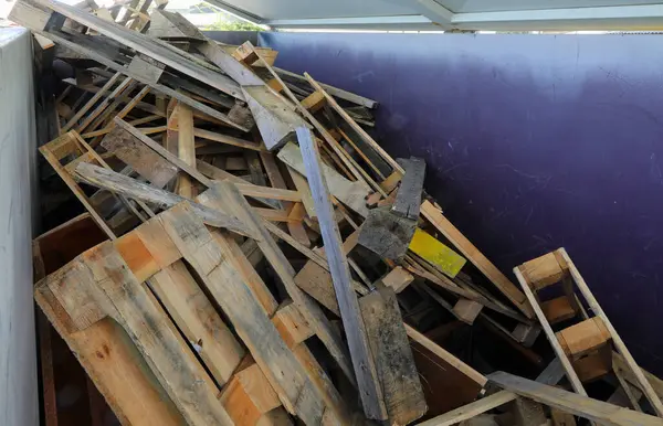 Çöp konteynırında bir sürü palet ve eski ahşap parçası bulundu.