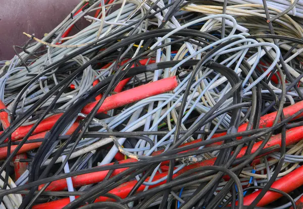 Bakır kabloların toplanması için geri dönüşüm merkezi. Mineralin imhası ve kurtarılması için.