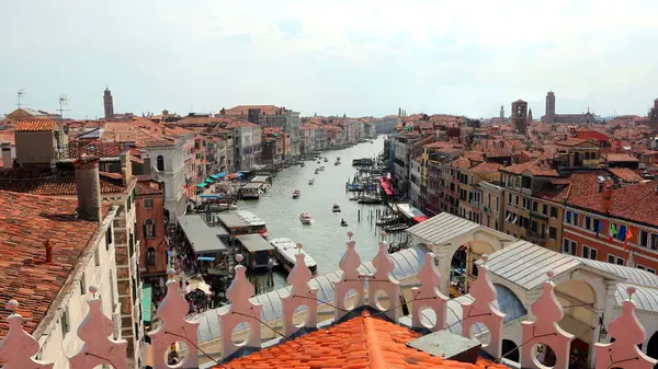 İtalya 'nın İtalya' daki Venedik çatılarında Rialto köprüsü ve Büyük Kanal 'daki gemiler yukarıdan görüldü.