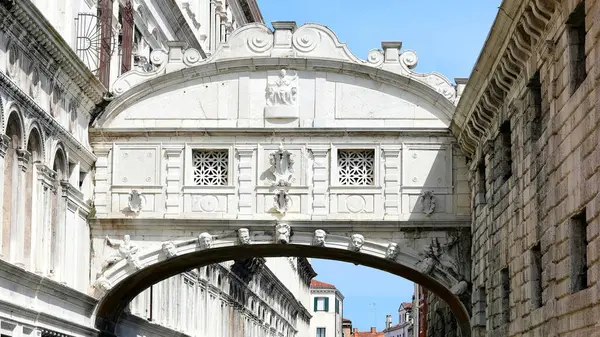 İç çekiş köprüsü Kuzey İtalya 'daki eski Venedik hapishaneleriyle Doges Sarayı' nı birbirine bağlıyor.