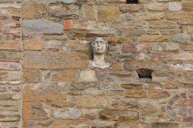 İtalya 'nın Floransa şehrinde LA BERTA denen taşlaşmış kadının suratı.