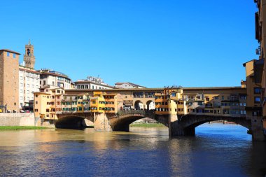 İtalya 'nın FLORENCE ve Arno Nehri' nde PONTE VECCHIO adında ünlü bir köprü