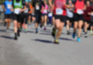 Kasıtlı olarak bulanık spor önlüklü ve tanınmayan yüzlü bir grup sporcu, spor kavramı ve insanlar arasındaki rekabet için ideal bir zemin.