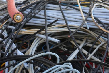 Eski bir elektrik kablosunun ve özel atık toplama merkezinde kullanılan diğer kabloların, malzemelerin doğru şekilde atılması ve metalik maddenin kurtarılması için bölümünün ayrıntıları