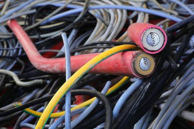 Geri dönüşüm merkezinin konteynırındaki elektrik kablolarını, geri dönüşümlü atıkların ayrı toplanması ve değerli bakırın kurtarılması için kullanıldı.