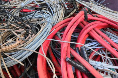 Geri dönüşümlü materyallerin yeniden kullanılması için geri dönüşüm merkezinde toplanan elektrik kabloları