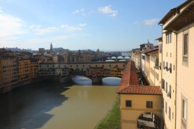 İtalya 'nın orta kesimindeki Floransa' da PONTE VECCHIO 'nun altından geçen Arno Nehri