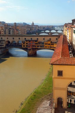 CORRIDORIO VASARIANO adlı tarihi binanın ve Orta İtalya 'da Floransa' da PONTE VECCHIO 'nun altından geçen ARNO nehrinin detayları
