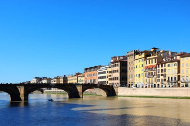 SANTA TRINITA Köprüsü ve Orta İtalya 'da Floransa' yı geçen Arno Nehri adı verilen köprü.
