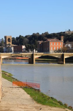 Arno Nehri ve İtalya 'nın Floransa şehrinde PONTE ALLE GRAZIE adı verilen köprü