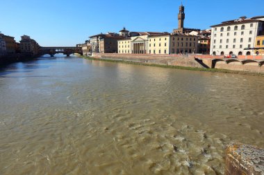 LUNGARNO 'nun geniş açılı manzarası. İtalya' nın orta kesimindeki Floransa şehrindeki Arno Nehri kıyıları, binalar ve Ponte Vecchio bölgesi.