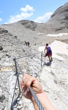 Kuzey İtalya 'daki Avrupa Alpleri' nin yüksek dağlarında ferrata ile gezen maceraperest bir yürüyüşçünün eli.
