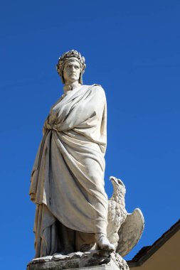 Ünlü yazar DANTE ALIGHIERI 'nin heykeli defne çelengiyle taçlandırıldı ve İlahi Komedya' ya Araf yoluyla cennete ulaşan bir adamın hikayesini yazdı.